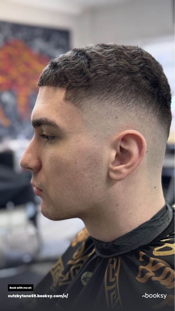 Waves with a high skin fade and straight line-up by Tony's Beard ℰ Cuts